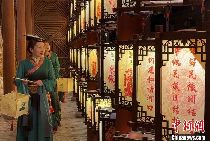 圖為游客身著古裝逛燈會(huì)?！堈裣?攝