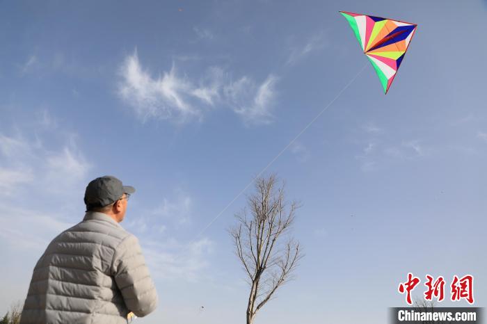 市民在放風(fēng)箏?！∴囆?qiáng) 攝