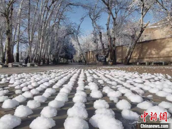 圖為春雪過后的莫高窟美不勝收?！≈鼙笕?攝