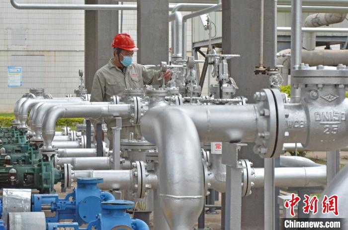 工人在查看設(shè)備儀表。　林弘梫 攝