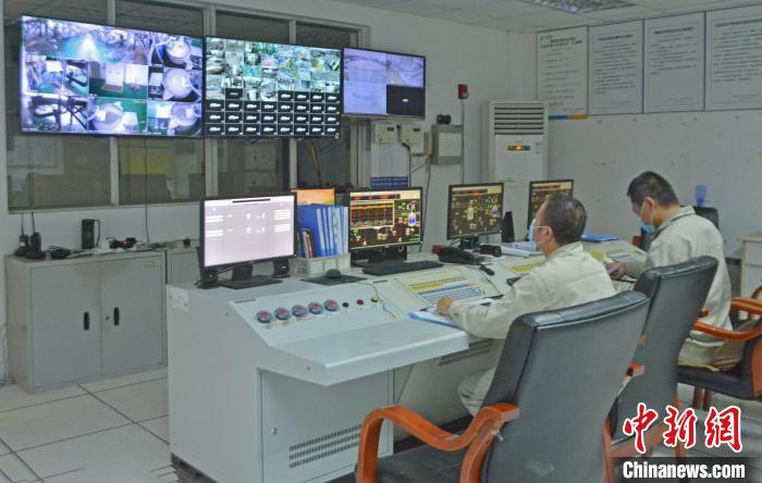 工人在中控室觀察各個(gè)生產(chǎn)車(chē)間運(yùn)行情況。　林弘梫 攝