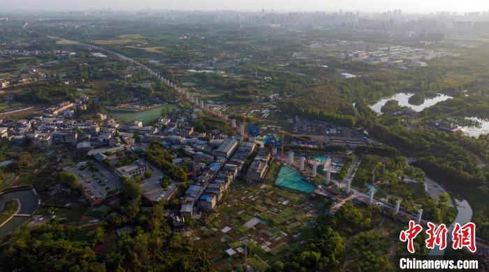 航拍正在建設(shè)中的成都至自貢高速鐵路成都段?！⒅铱?攝