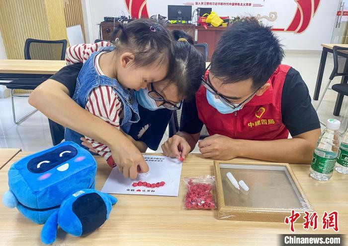 特別的愛(ài)給特別的你:16位自閉癥兒童制作手工畫(huà)送媽媽