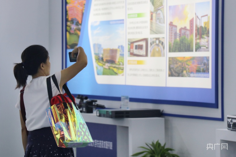 市民認真觀展，拍攝展板上的說明內容(央廣網記者 趙家慧 攝)