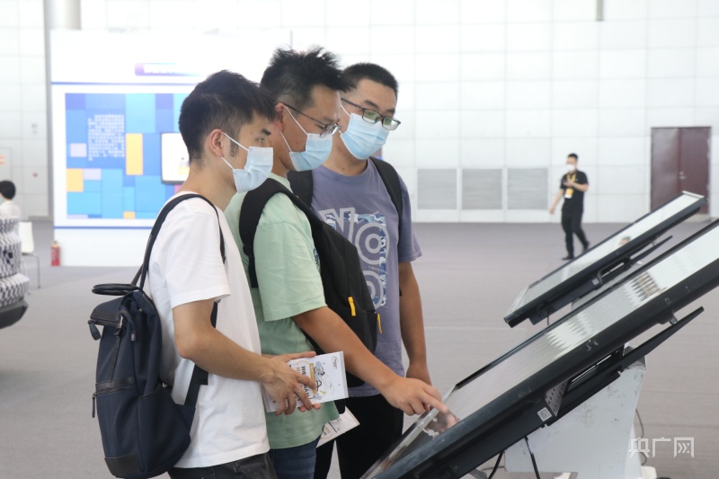 市民結伴而行，一起認真了解網絡安全科普知識(央廣網記者 趙家慧 攝)