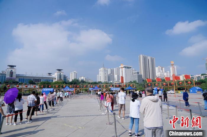 資料圖為居民有序排隊進行核酸檢測。　馬銘言 攝