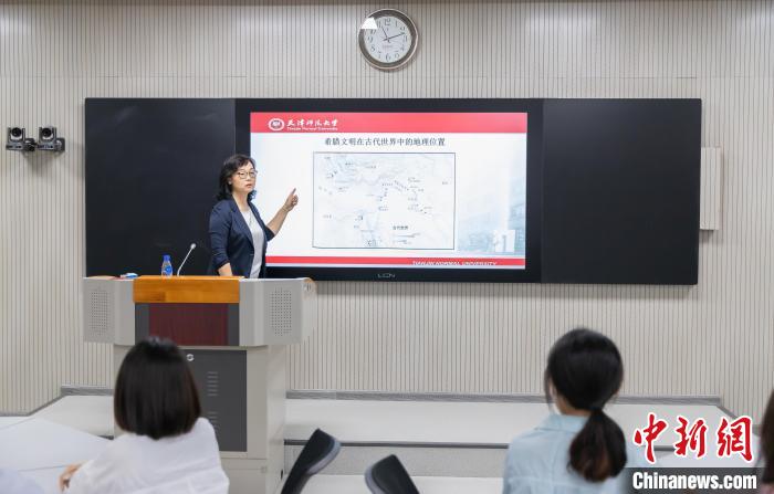 天津師范大學(xué)跨文化與世界文學(xué)研究院院長、教授郝嵐正在為同學(xué)們上課。　王在御 攝