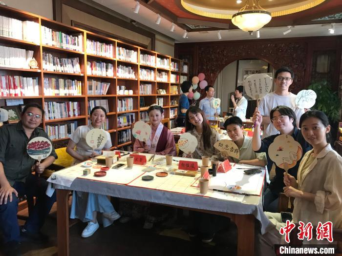 9月14日，“月動(dòng)臨秋扇”中華傳統(tǒng)文化沉浸式體驗(yàn)活動(dòng)在北京紀(jì)曉嵐故居舉辦。陳建新 攝 陳建新 攝