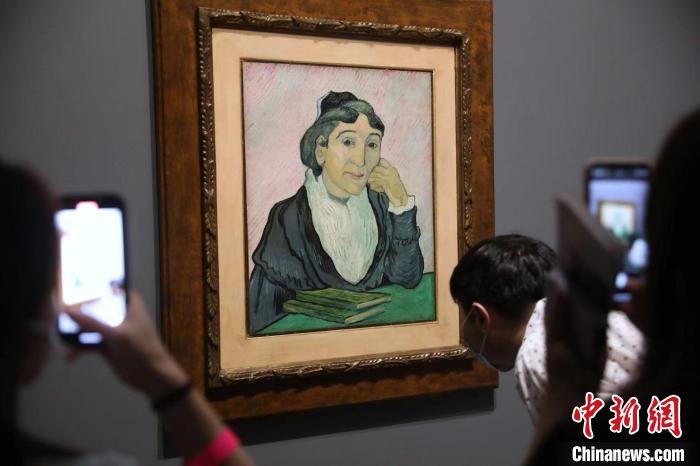 觀眾欣賞梵高畫作《阿爾勒婦女(吉努夫人肖像)》?！埡鄠?攝