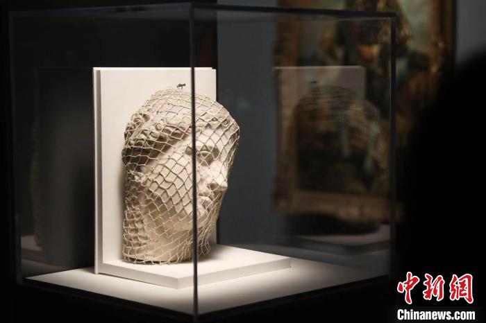 曼雷的裝置作品《維納斯》?！埡鄠?攝