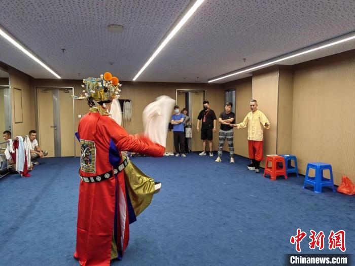 “天下第一團(tuán)”正在進(jìn)行練習(xí)?！±ド绞形捏w廣電和旅游局供圖