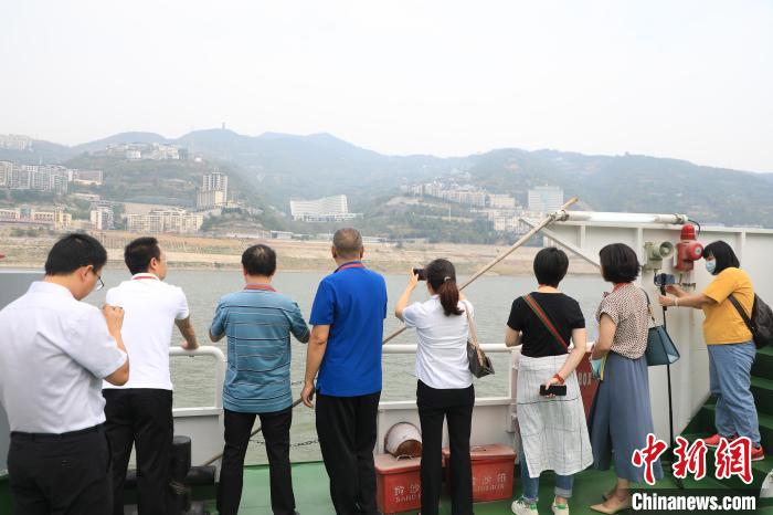 重慶市政協(xié)“同心聚力巴渝行”主題采訪團(tuán)15日走進(jìn)奉節(jié)，了解當(dāng)?shù)卣f(xié)委員護(hù)江成效?！×簹J卿 攝