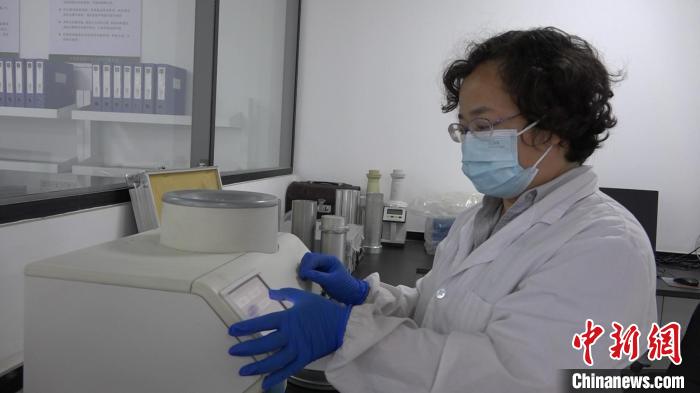 檢驗(yàn)員對(duì)樣品進(jìn)行檢測(cè)?！⊥趸萘?攝