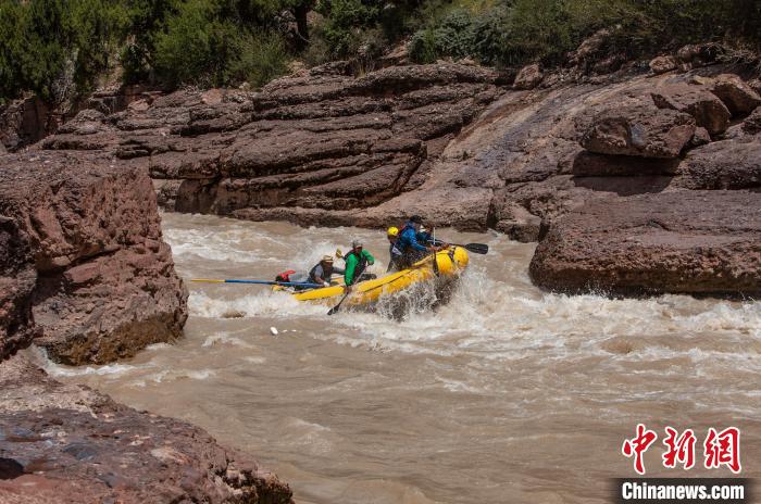 圖為瀾滄江生態(tài)漂流。　瀾滄江源漂流有限公司供圖