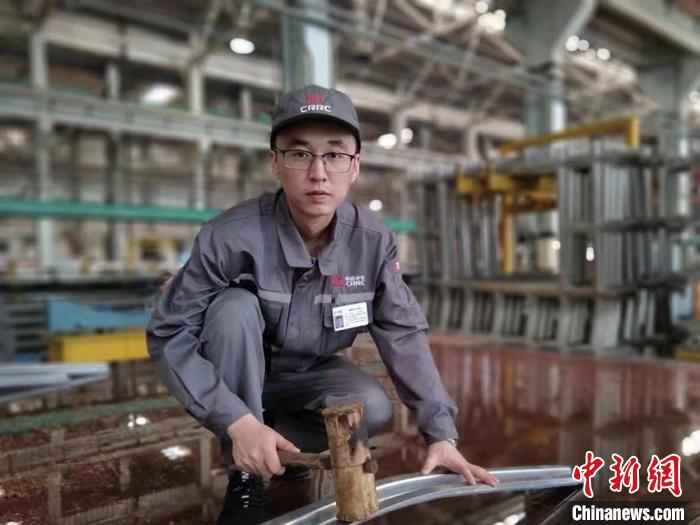 王漢卿在調(diào)修側(cè)墻彎梁?！∈茉L者供圖