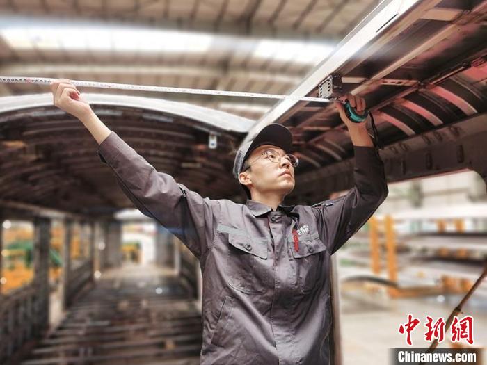 王漢卿在安裝車頂二次骨架吊?！∈茉L者供圖