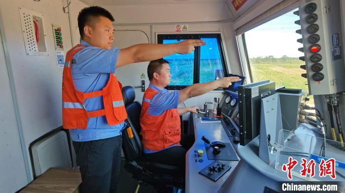 為確保首趟班列安全正點開行，東營鐵路運輸分處認真做好班列開行的各項準備工作?！≈需F三局運輸工程分公司供圖