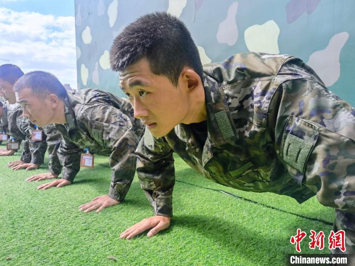 尤云龍正在和戰(zhàn)友進(jìn)行體能訓(xùn)練?！×志杆?攝