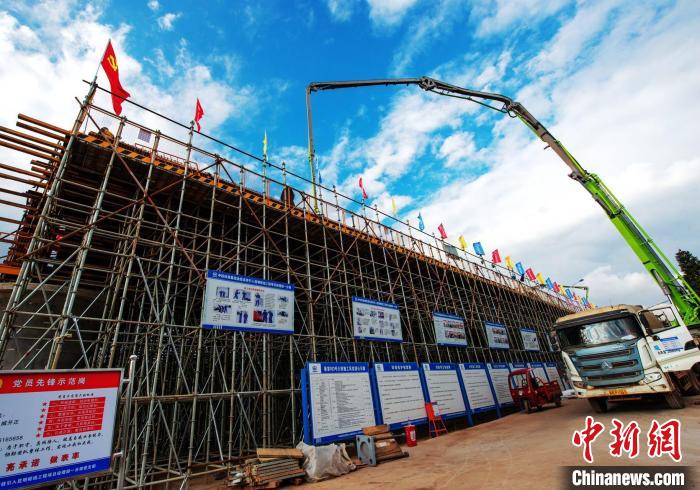 圖為渝昆高鐵云南段境內(nèi)首座大橋連續(xù)梁混凝土澆筑施工現(xiàn)場?！『螀矽i 攝
