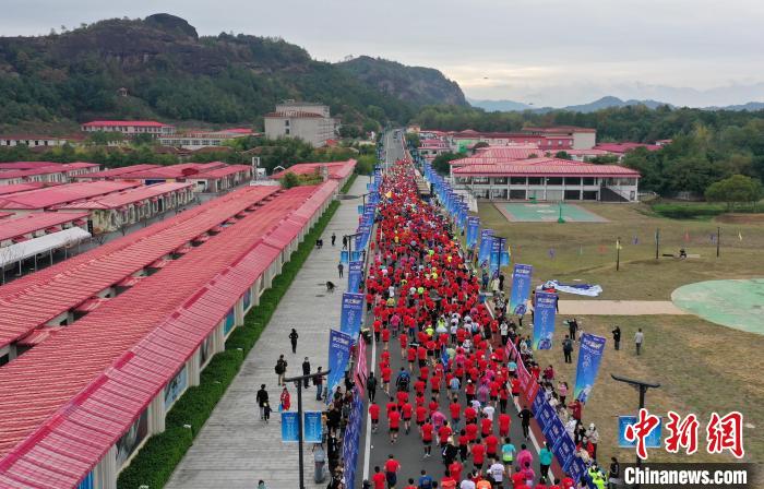 2022年龍虎山半程馬拉松鳴槍開跑?！⒅剧?攝