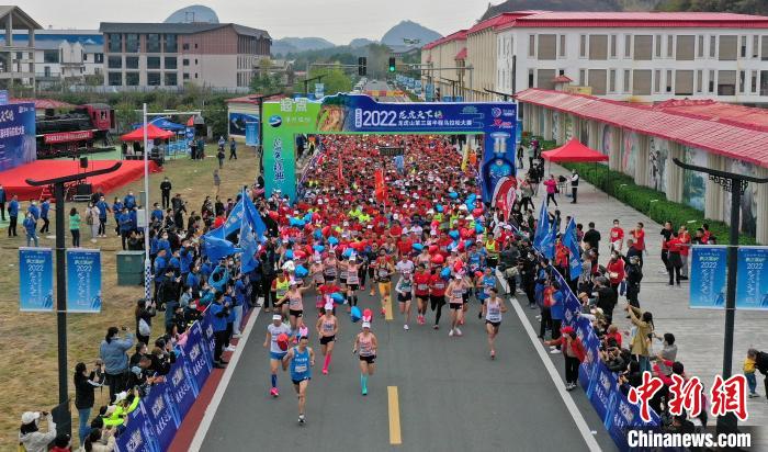 2022年龍虎山半程馬拉松鳴槍開跑?！⒅剧?攝