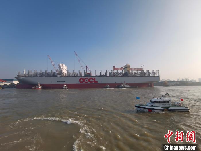 海巡艇在現(xiàn)場引導(dǎo)水上交通?！∧贤êＪ戮止﹫D