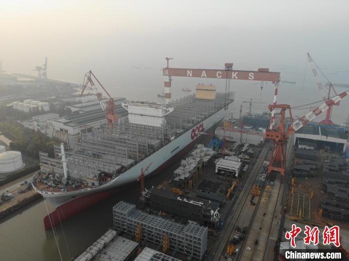 15日，全球綠色環(huán)保型集裝箱船“巨無霸”從江蘇出塢?！∧贤êＪ戮止﹫D