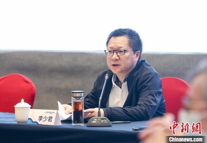 《詩刊》社主編李少君發(fā)言?！∠计挚h融媒體中心 供圖