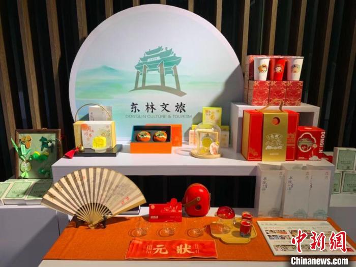 發(fā)展論壇現(xiàn)場展出的無錫城市文創(chuàng)作品?！O權(quán) 攝