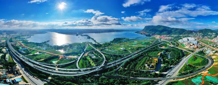 俯瞰昆明滇池沿岸。