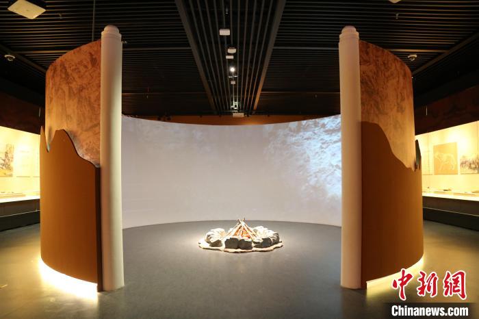 周口店遺址是迄今為止世界上同時期古人類遺址中，材料最豐富、最全面和最具代表性的一處遺址?！√胁┪镳^供圖