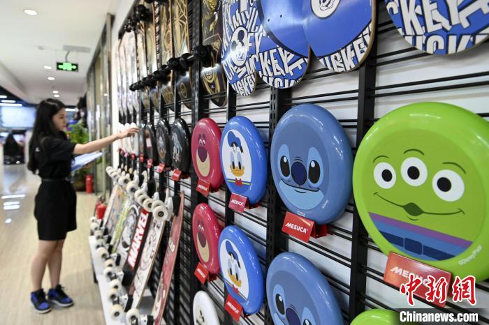 葉偉倫的體育用品公司推出了一系列IP授權(quán)款?！￡愺K旻　攝