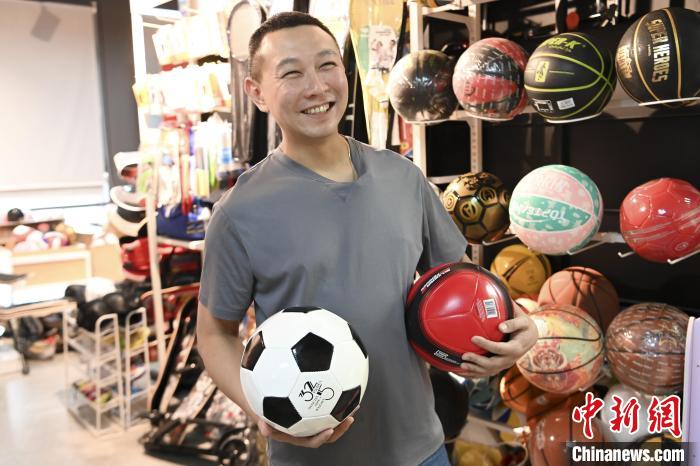 葉偉倫講述葉家在內(nèi)地的發(fā)展史，其中足球是他們家引以為傲的一個(gè)產(chǎn)品?！￡愺K旻 攝