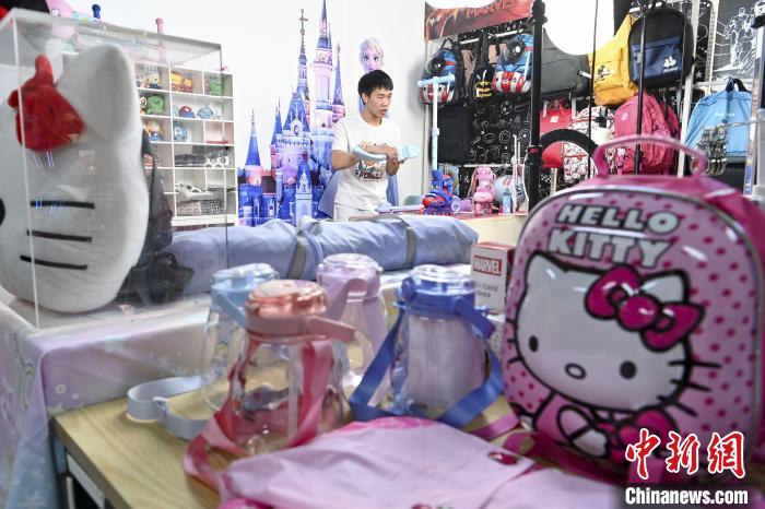 葉偉倫公司員工通過網(wǎng)絡(luò)直播方式銷售產(chǎn)品。　陳驥旻 攝