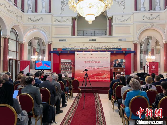 “今日中國”回顧與展望暨“閱讀中國”節(jié)目開播儀式活動現(xiàn)場?！√锉?攝