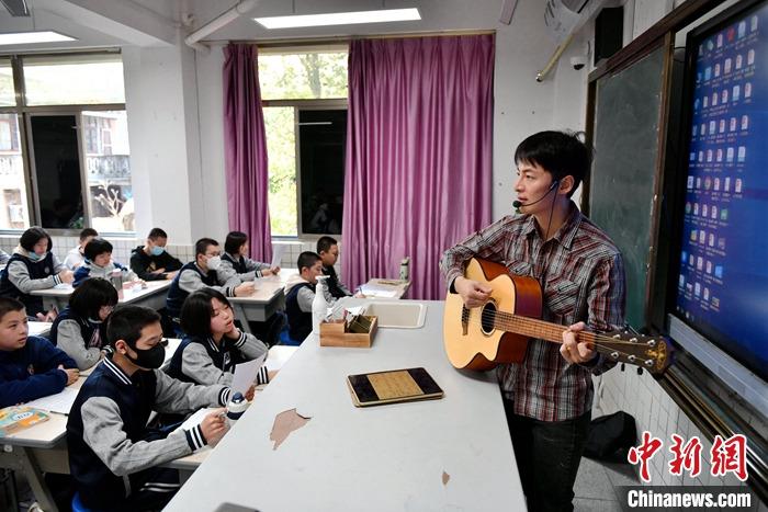 圖為3月16日，張家豪在福建福州延安中學(xué)教學(xué)。 <a target='_blank' href='/'><p  align=