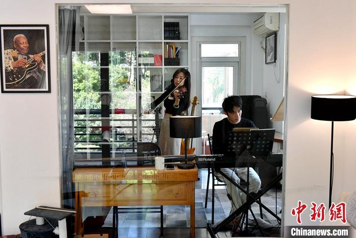 圖為3月10日，林佳臻(左)與張家豪在福建福州租的套房?jī)?nèi)排練。 <a target='_blank' href='/'><p  align=