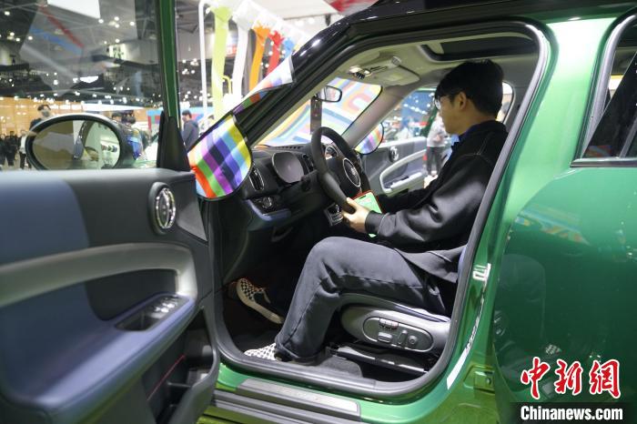 圖為觀眾在展會(huì)試駕車輛。　劉旭 攝