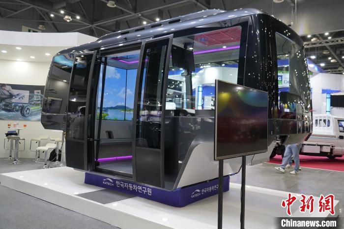 圖為展會(huì)上展示的無(wú)人駕駛移動(dòng)出行工具。　劉旭 攝