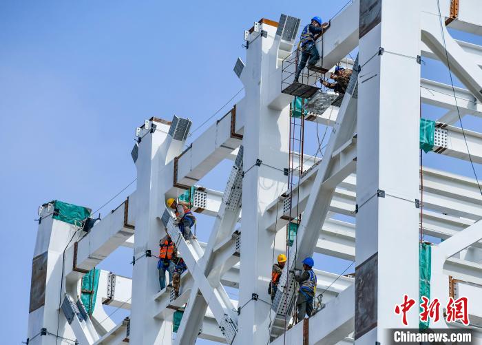 圖為海南商業(yè)航天發(fā)射場(chǎng)1號(hào)工位建設(shè)現(xiàn)場(chǎng)，工人正緊鑼密鼓施工?！●樤骑w 攝