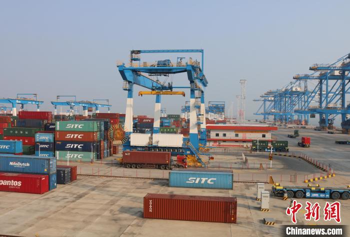 北部灣港欽州自動(dòng)化集裝箱碼頭?！￡惽锵?攝