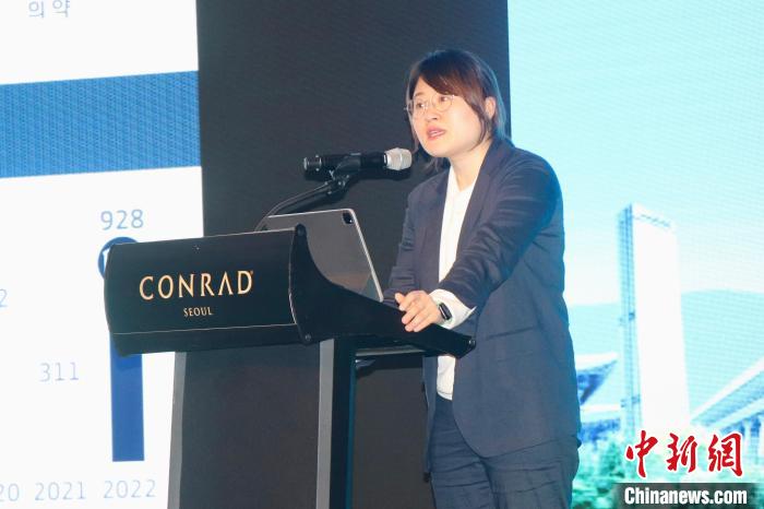 韓國大韓貿(mào)易投資振興公社外國投資監(jiān)察辦公室科長樸金蘭致辭?！∪f佳欣 攝