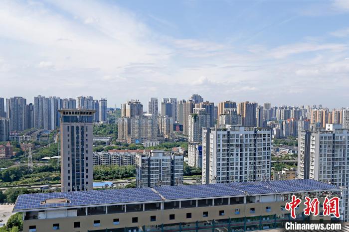 圖為輝騰能源在重慶市九龍坡區(qū)留學(xué)生創(chuàng)業(yè)園屋頂建設(shè)的光伏發(fā)電示范項目?！∈茉L企業(yè)供圖