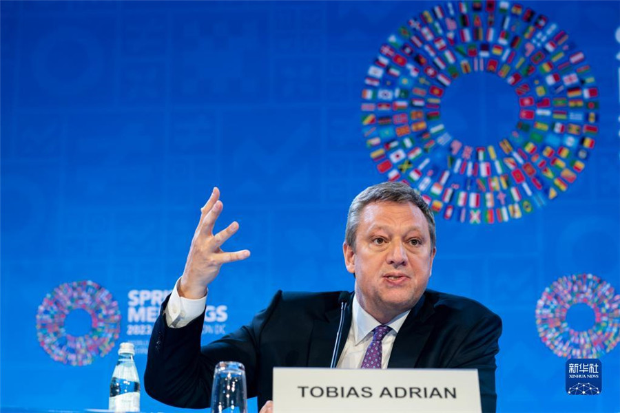 4月11日，在美國華盛頓，IMF貨幣與資本市場部主任托比亞斯·阿德里安出席記者會。新華社記者 劉杰 攝