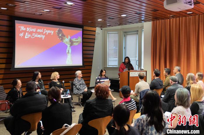 4月11日，紐約市立大學(xué)麥考利榮譽(yù)學(xué)院院長(zhǎng)達(dá)拉·伯恩主持劉士銘雕塑作品《想飛的人》收藏揭幕儀式?！⑹裤懰囆g(shù)基金會(huì) 供圖