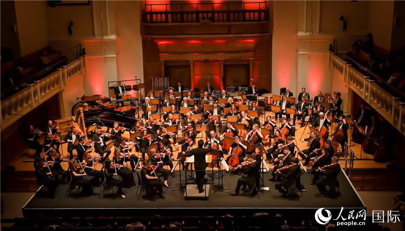 “東西之間”交響音樂會在倫敦舉辦。人民網(wǎng) 郭錦標(biāo)攝