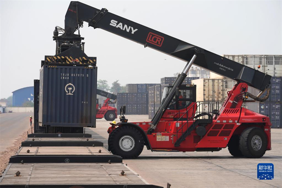 4月15日，老中鐵路有限公司的工人在老撾萬象南站裝載貨物。萬象南站是中老鐵路老撾段主要貨運站，靠近老撾與泰國邊境。因其獨特的地理位置和物流轉運配送區(qū)位優(yōu)勢，萬象南站成為中老泰等國貨物中轉的“旱碼頭”。新華社記者 邢廣利 攝