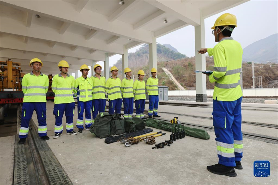 4月17日，瑯勃拉邦維保管理中心的工人在老撾瑯勃拉邦站附近進(jìn)行接觸網(wǎng)維修保養(yǎng)演練?，槻罹S保管理中心由中國鐵路昆明局集團(tuán)公司普洱基礎(chǔ)設(shè)施段按異地車間管理，根據(jù)昆明鐵路局與老中鐵路有限公司簽訂的中老鐵路固定設(shè)備維管合同，負(fù)責(zé)老撾境內(nèi)磨丁至萬象南段工務(wù)、供電、信號等固定設(shè)備養(yǎng)護(hù)維修及管理工作。新華社記者 邢廣利 攝