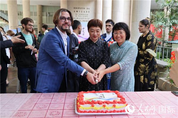 活動現(xiàn)場，田敏總領事與里約天主教大學孔子學院中外方院長共同切蛋糕祝賀中文日活動成功舉辦。人民網(wǎng)記者時元皓 攝
