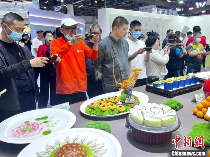 游客對(duì)展品充滿興趣。　汪軼文 攝